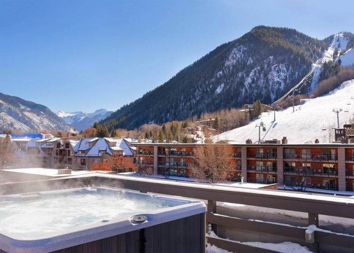 independence square hot tub view of Aspen Mountain winter