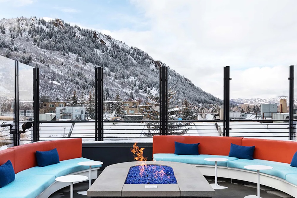 aspen wet deck apres ski